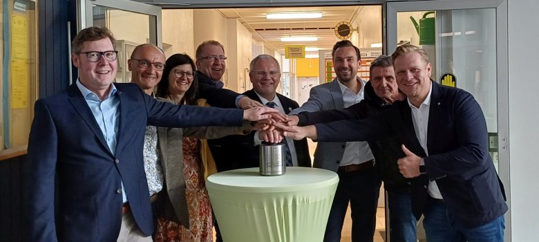 Von links: Leonhard Schädler, Aufsichtsrat Neue Energie Landkreis Bad Dürkheim GmbH (Pfalzwerke Netz AG) KP, Klaus Pabst, Geschäftsführer Neue Energie Landkreis Bad Dürkheim GmbH, Sabine Hörrmann, Stellvertretende Aufsichtsratsvorsitzende Neue Energie Landkreis Bad Dürkheim GmbH (Pfalzwerke AG) Torsten Bechtel, Aufsichtsrat Neue Energie Landkreis Bad Dürkheim GmbH, Landrat Hans-Ulrich Ihlenfeld, Aufsichtsratsvorsitzender Neue Energie Landkreis Bad Dürkheim GmbH, Pascal Frey, Geschäftsführer Neue Energie Landkreis Bad Dürkheim GmbH (Pfalzwerke AG) Rudi Lehmayer, Geschäftsführer SO.LE green energy GmbH, Christian Schmitt, Aufsichtsrat Neue Energie Landkreis Bad Dürkheim GmbH (Pfalzwerke AG)