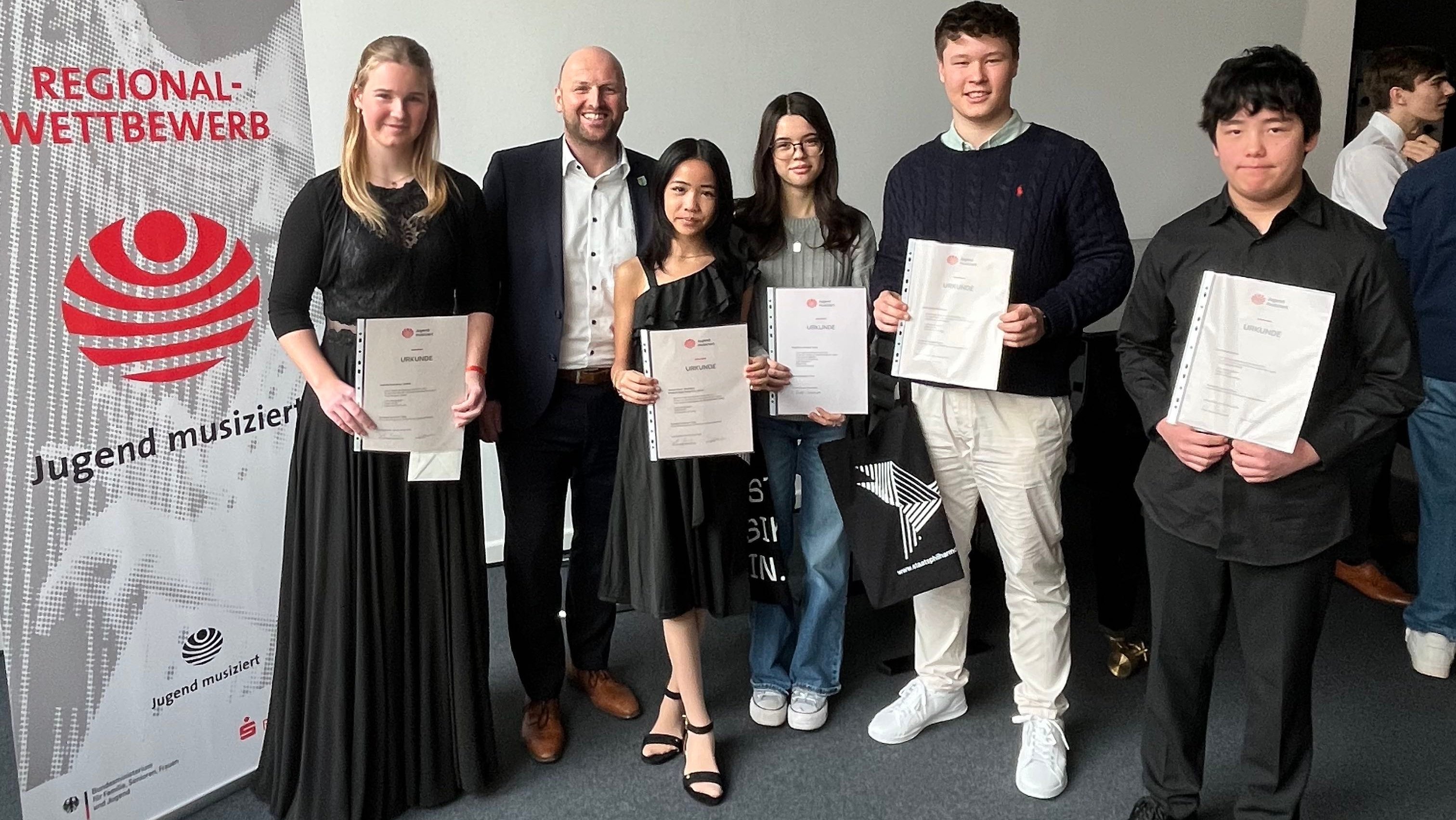 Gruppenbild mit Jugendlichen und einem Erwachsenen.