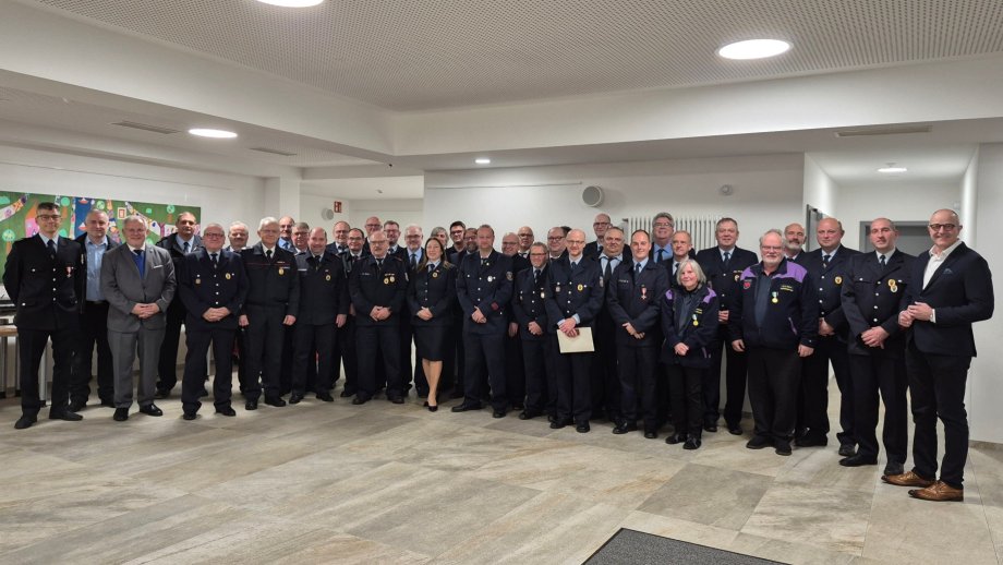 Gruppenbild mit mehr als 30 Feuerwehrleuten