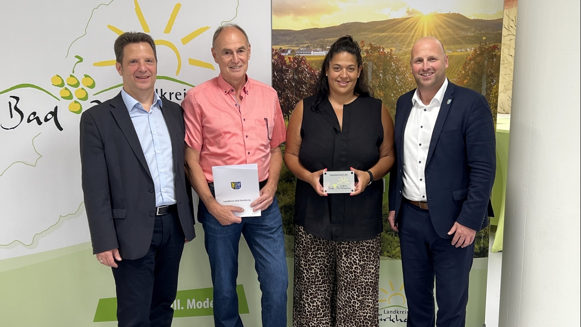 Drei Männer und eine Frau.