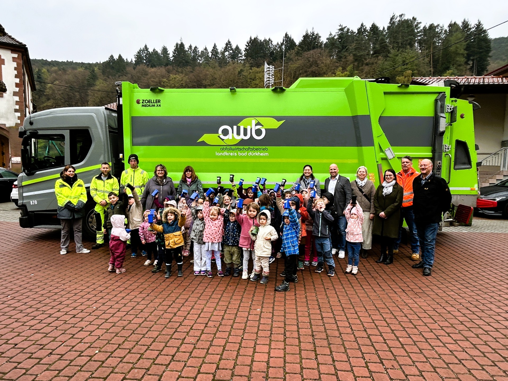 Gruppenfoto mit Abfallsammelfahrzeug