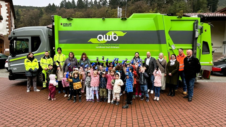 Gruppenfoto mit Abfallsammelfahrzeug