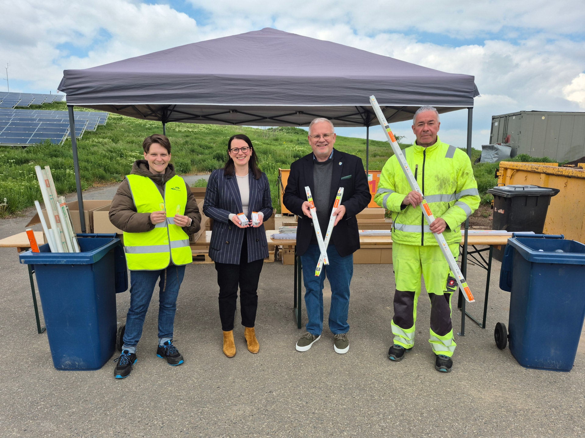 Von links: AWB-Hospitantin Jacqueline Roth, die stellvertretende AWB-Werkleiterin Larissa Kehl, Landrat Hans-Ulrich Ihlenfeld und AWB-Mitarbeiter Jürgen Dauth.
