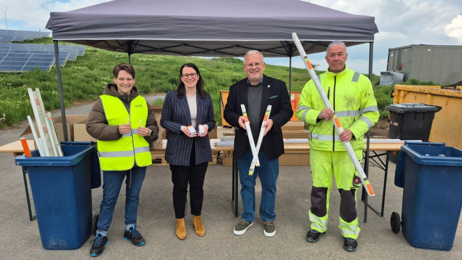 Von links: AWB-Hospitantin Jacqueline Roth, die stellvertretende AWB-Werkleiterin Larissa Kehl, Landrat Hans-Ulrich Ihlenfeld und AWB-Mitarbeiter Jürgen Dauth.