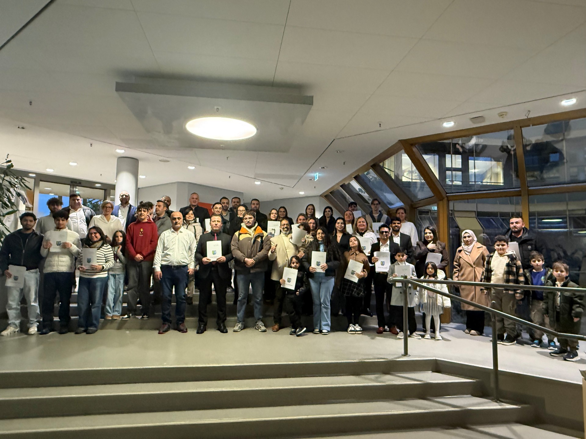 Gruppe von Menschen mit Urkunden.