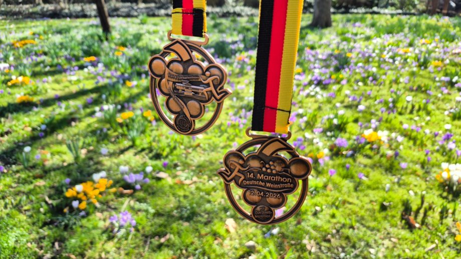 Vorder- und Rückseite der Medaille für den 14. Marathon Deutsche Weinstraße.