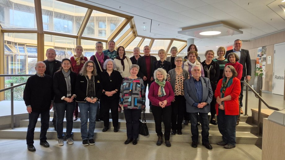 Mehrere Menschen stehen zu einem Gruppenbild zusammen. Es sind die geehrten Dozentinnen und Dozenten der Kreisvolkshochschule.
