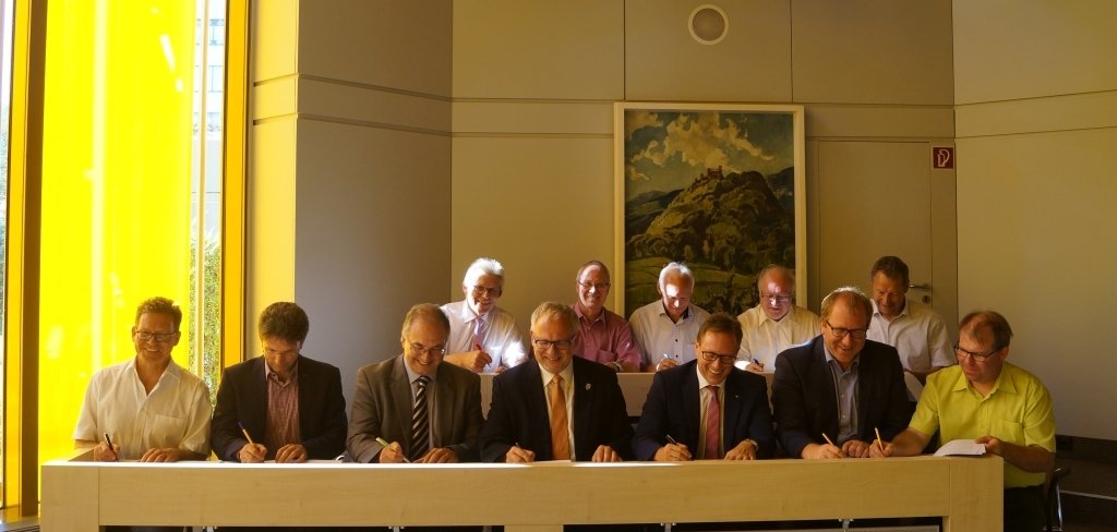 Gemeinsam für Klimaschutz: Alle Bürgermeister des Landkreises haben unterzeichnet.