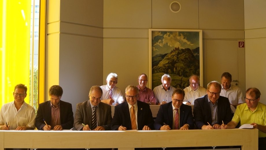 Gemeinsam für Klimaschutz: Alle Bürgermeister des Landkreises haben unterzeichnet.