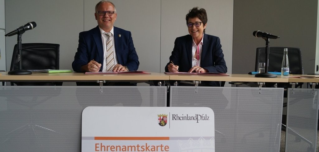 Landrat Ihlenfeld und Ministerialdirektorin Inge Degen bei der Unterzeichnung der Kooperationsvereinbarung