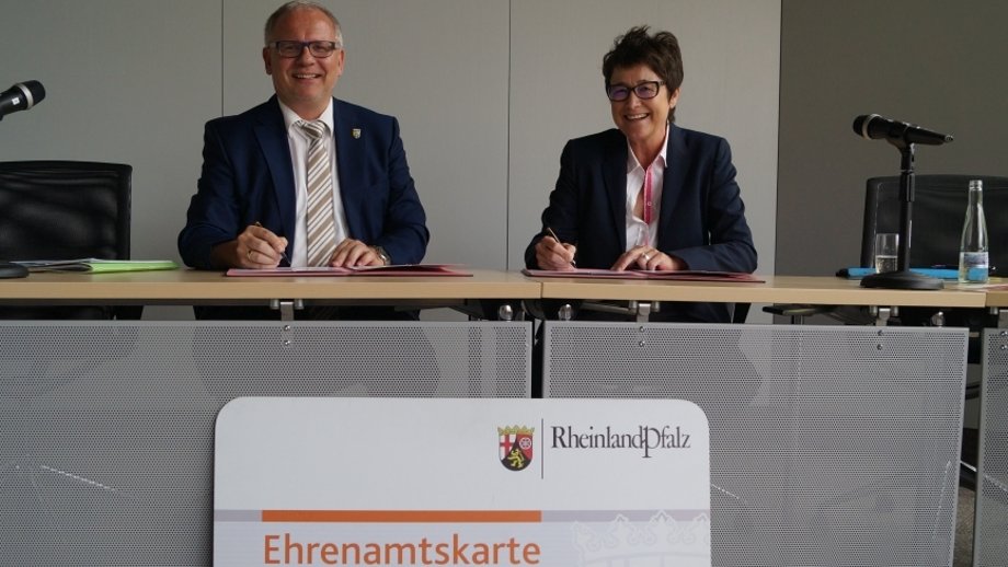 Landrat Ihlenfeld und Ministerialdirektorin Inge Degen bei der Unterzeichnung der Kooperationsvereinbarung