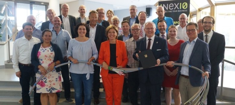 Ministerpräsidentin Malu Dreyer und Landrat Hans-Ulrich Ihlenfeld (Mitte) mit den Bürgermeistern des Landkreises Bad Dürkheim, Land- und Bundestagsabgeordneten