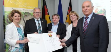 Bei der Preisverleihung (v.l.): Wirtschaftsministerin Eveline Lemke, Landrat Hans-Ulrich Ihlenfeld, Stadtbürgermeister Deidesheim Manfred Dörr, Tourismusreferentin des Landkreises Regina Schmitt, Oberbürgermeister Neustadt Hans Georg Löffler.