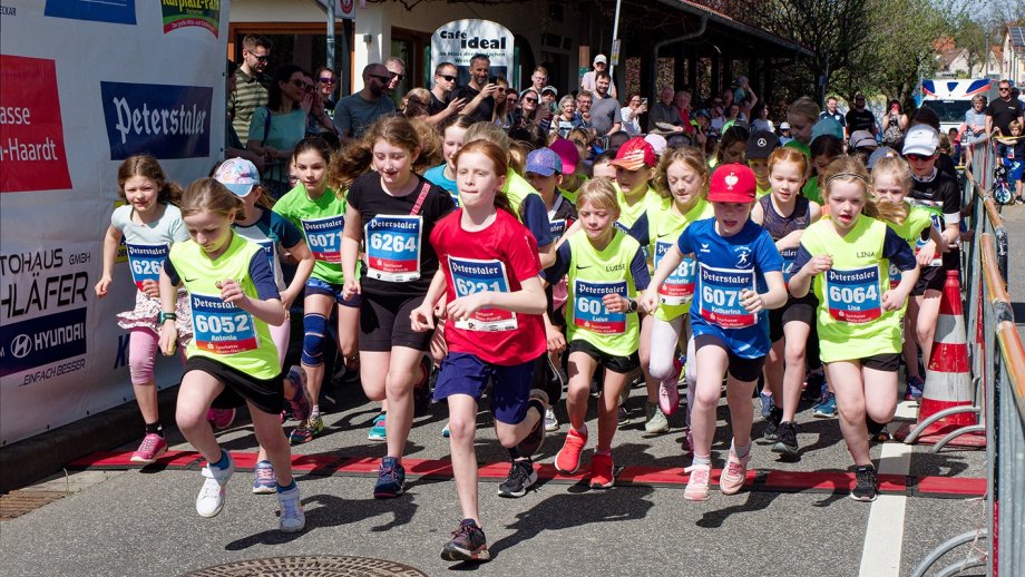 Jugendliche beim Laufen am Haus der Deutschen Weinstraße.