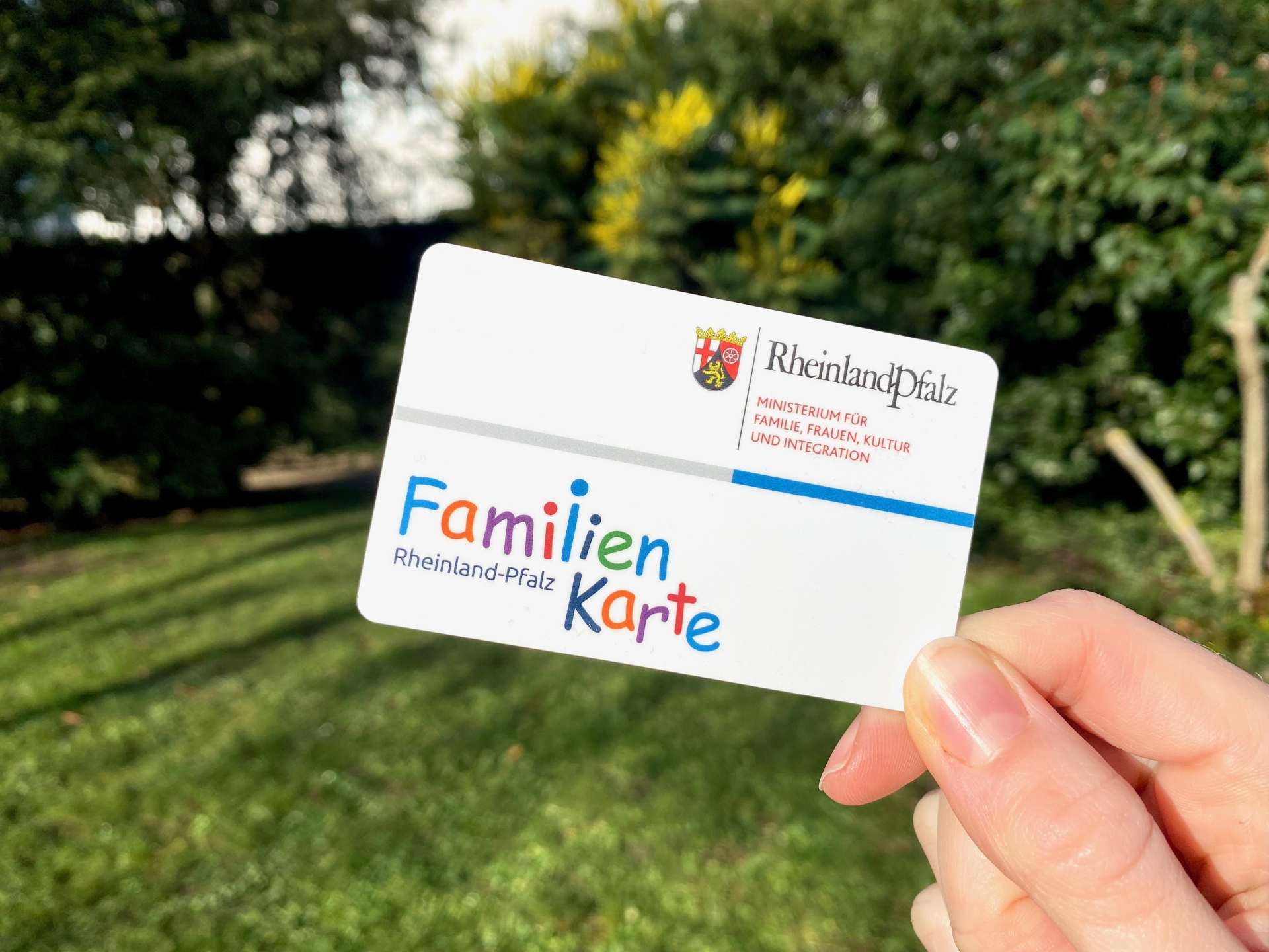 Hand hält Familienkarte
