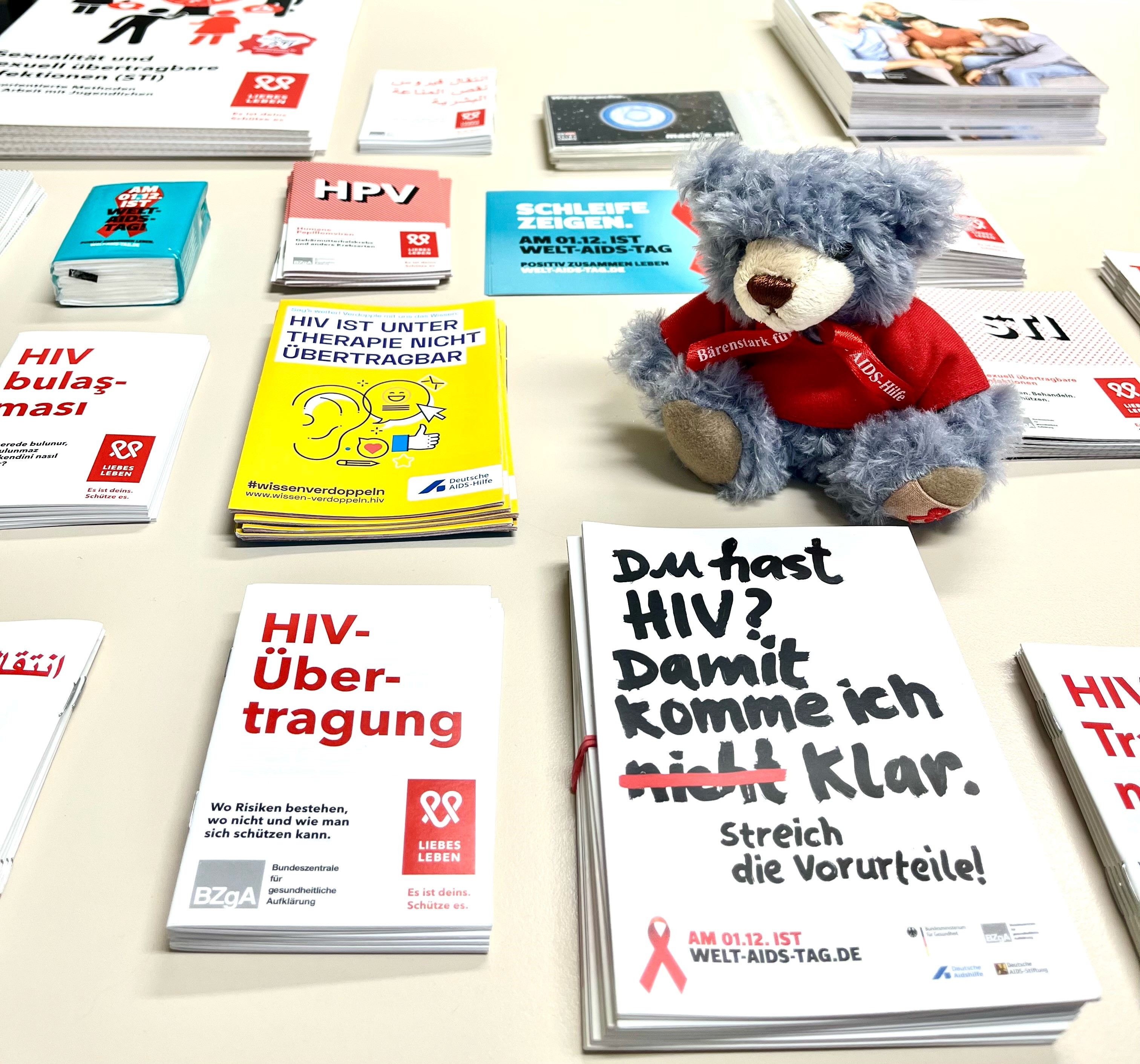 Flyer und Informationsbroschüren rund um das Thema HIV. 