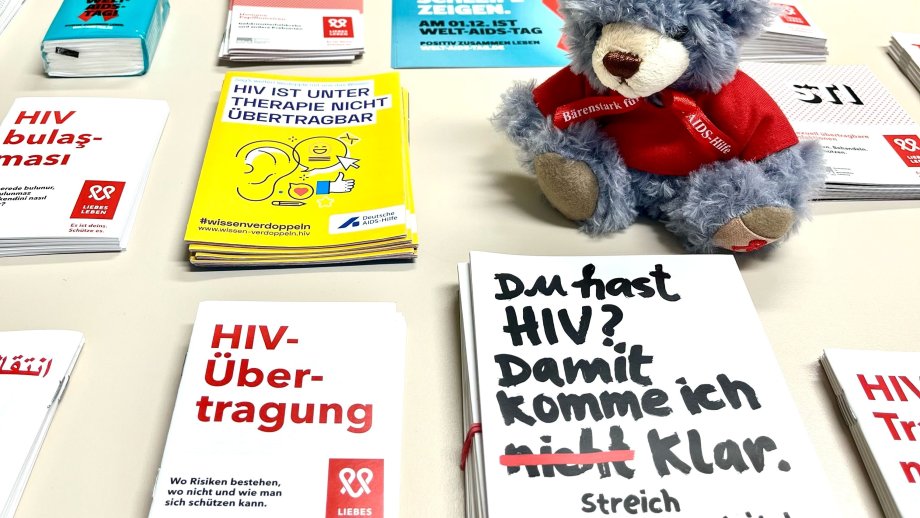 Flyer und Informationsbroschüren rund um das Thema HIV. 