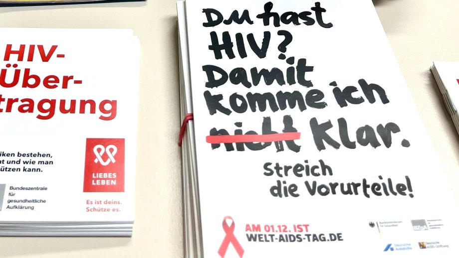 Flyer und Informationsbroschüren rund um das Thema HIV. 