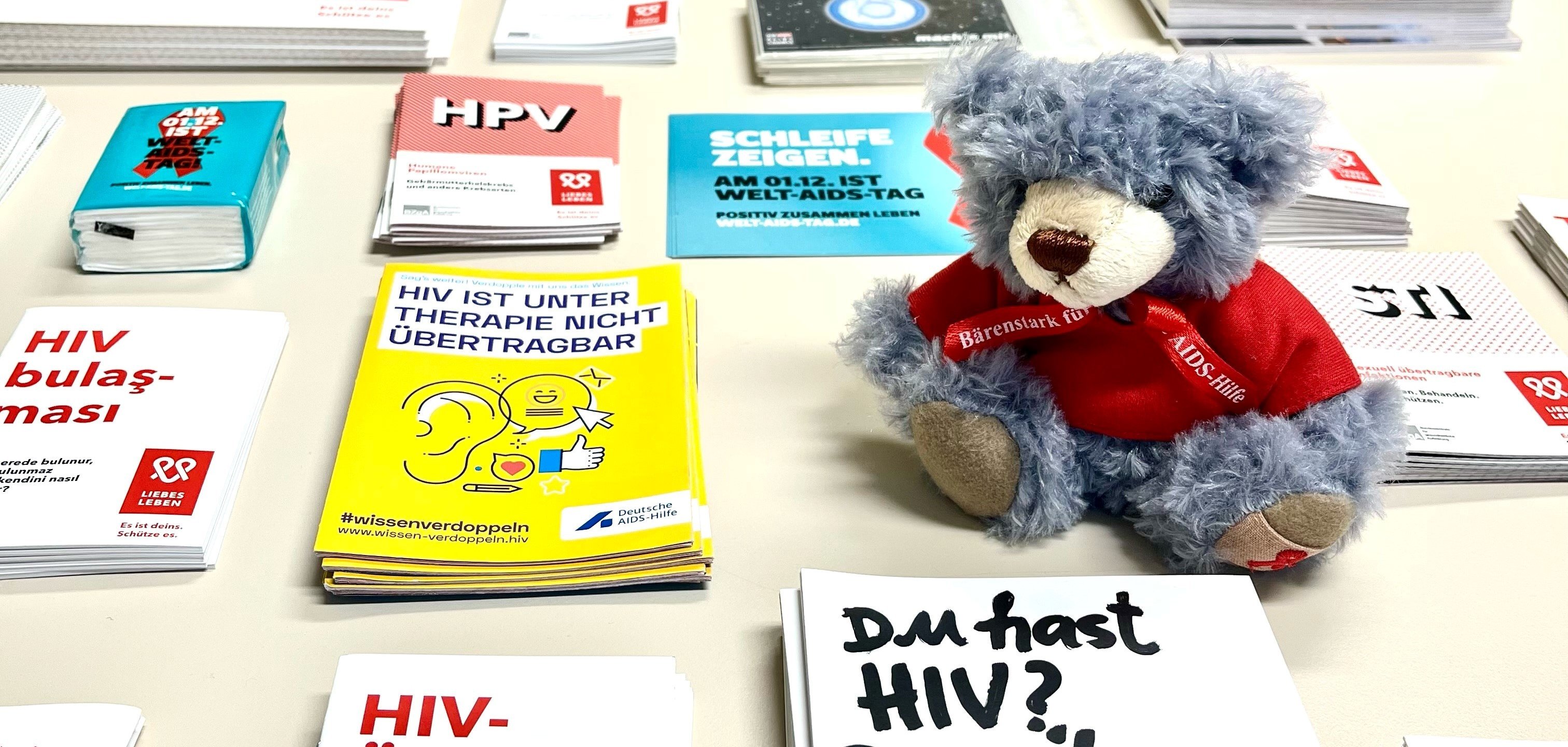 Flyer und Informationsbroschüren rund um das Thema HIV. 