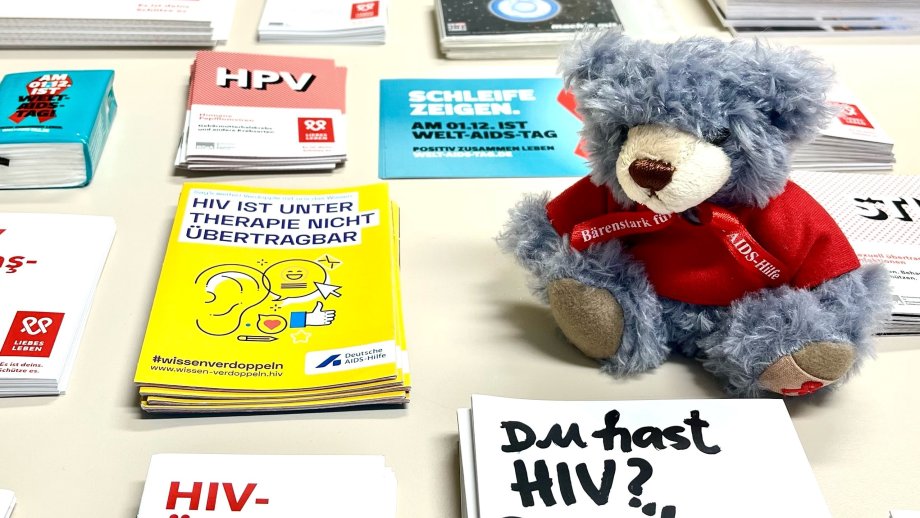 Flyer und Informationsbroschüren rund um das Thema HIV. 