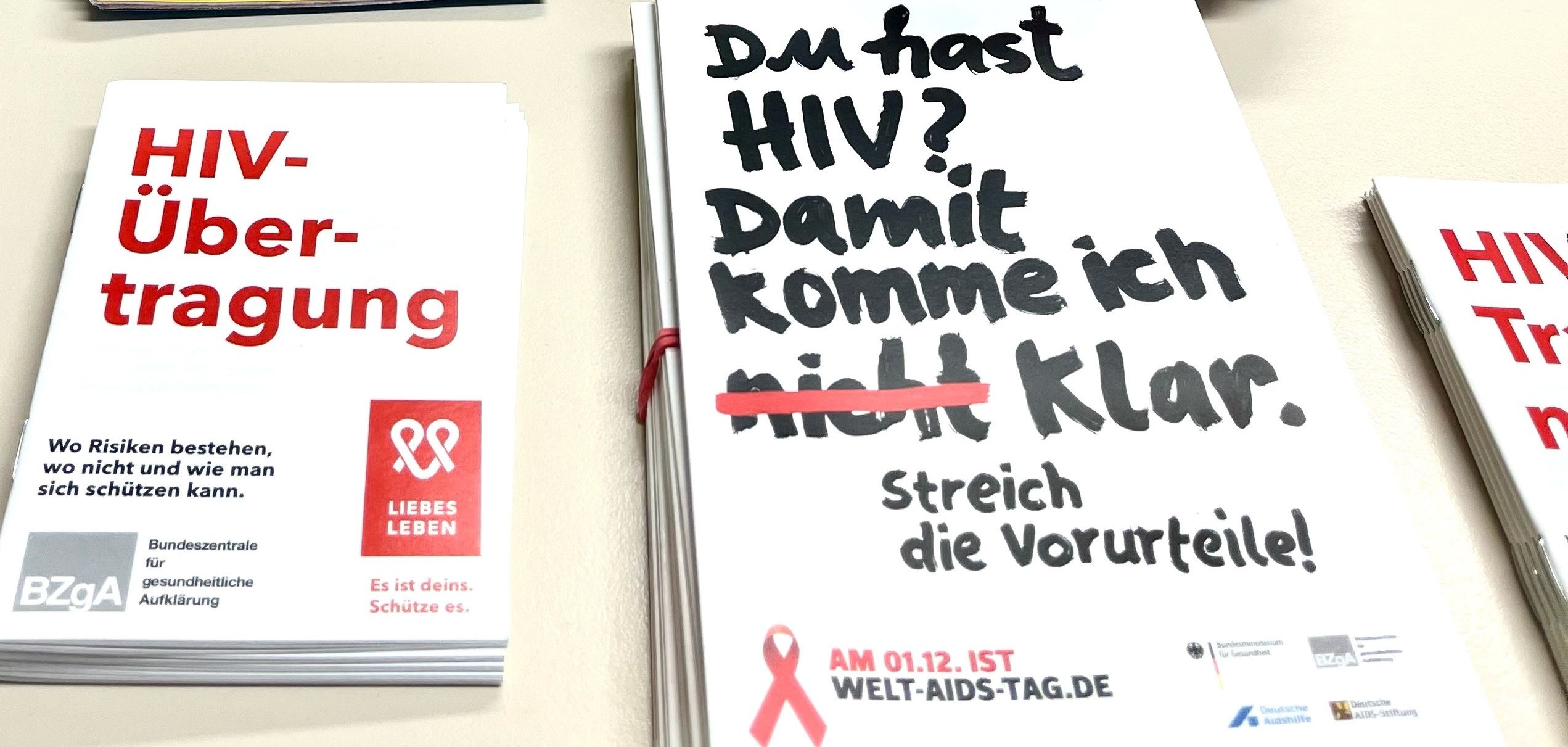 Flyer und Informationsbroschüren rund um das Thema HIV. 