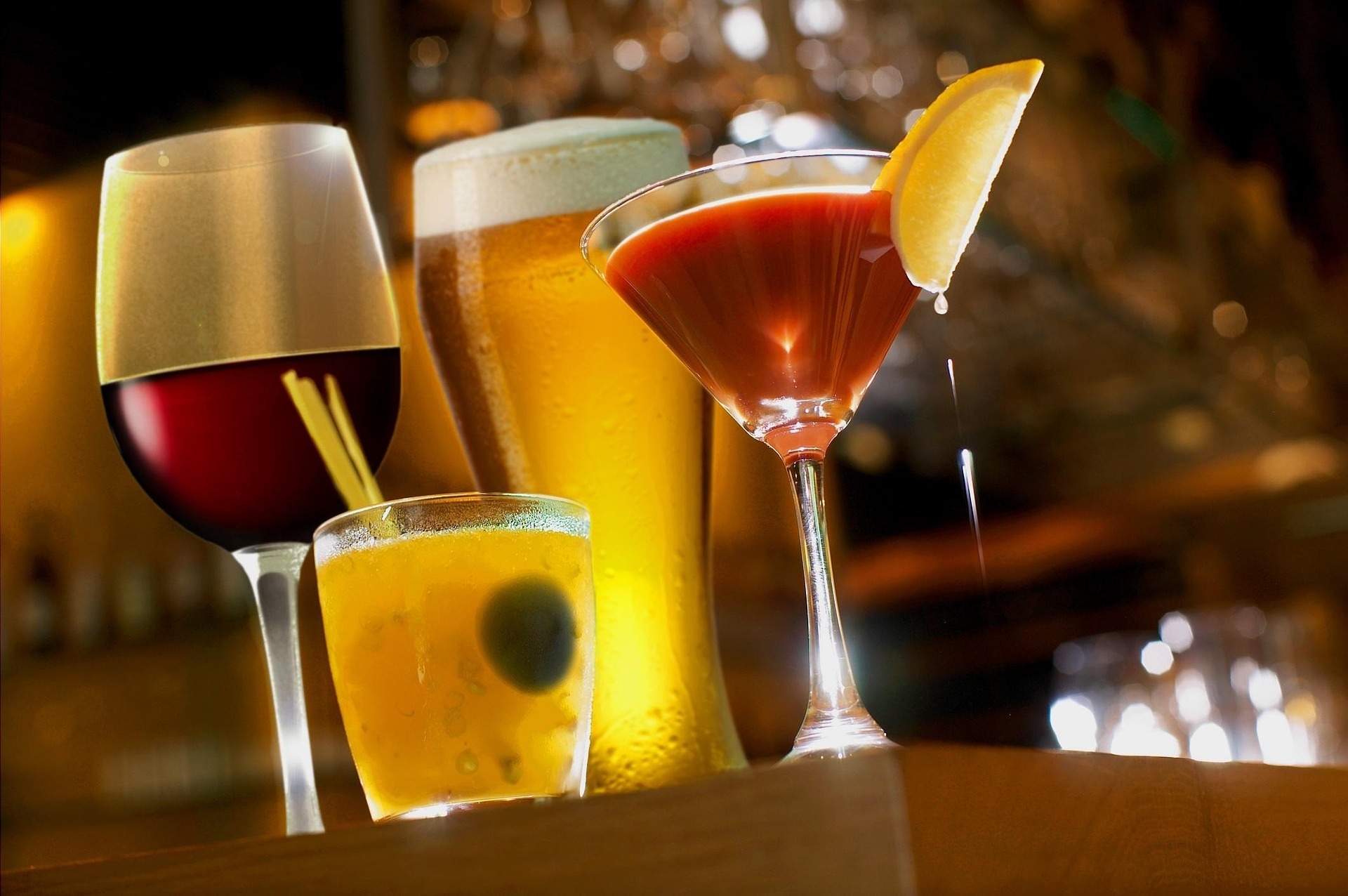 Gläser mit verschiedenen alkoholischen Getränken.