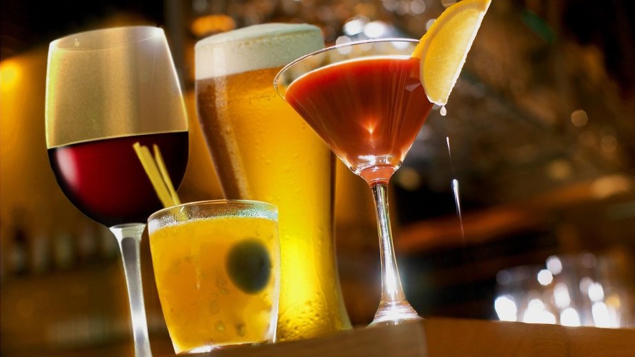 Gläser mit verschiedenen alkoholischen Getränken.