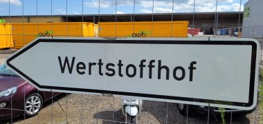Ein Wegweiser mit der Aufschrift "Wertstoffhof".