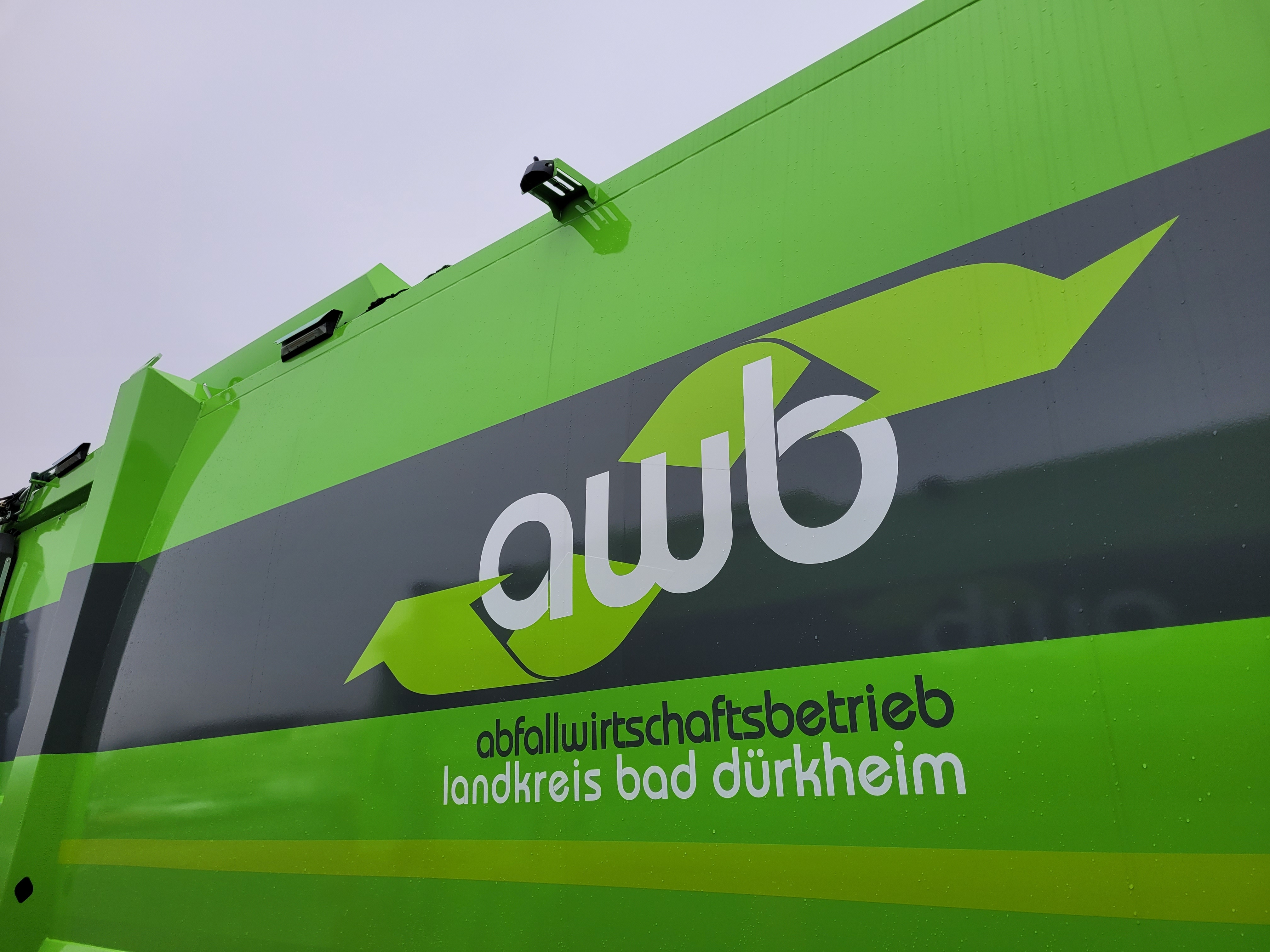 Das Logo des Abfallwirtschaftsbetriebs AWB auf einem Müllauto. 
