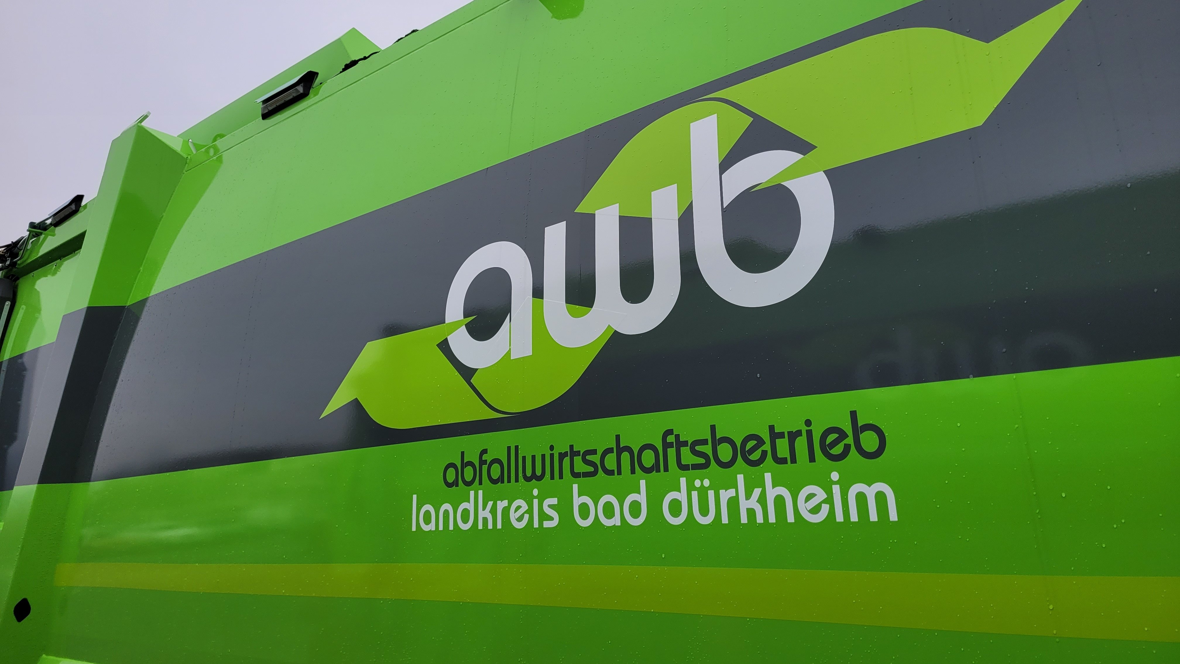 Das Logo des Abfallwirtschaftsbetriebs AWB auf einem Müllauto. 