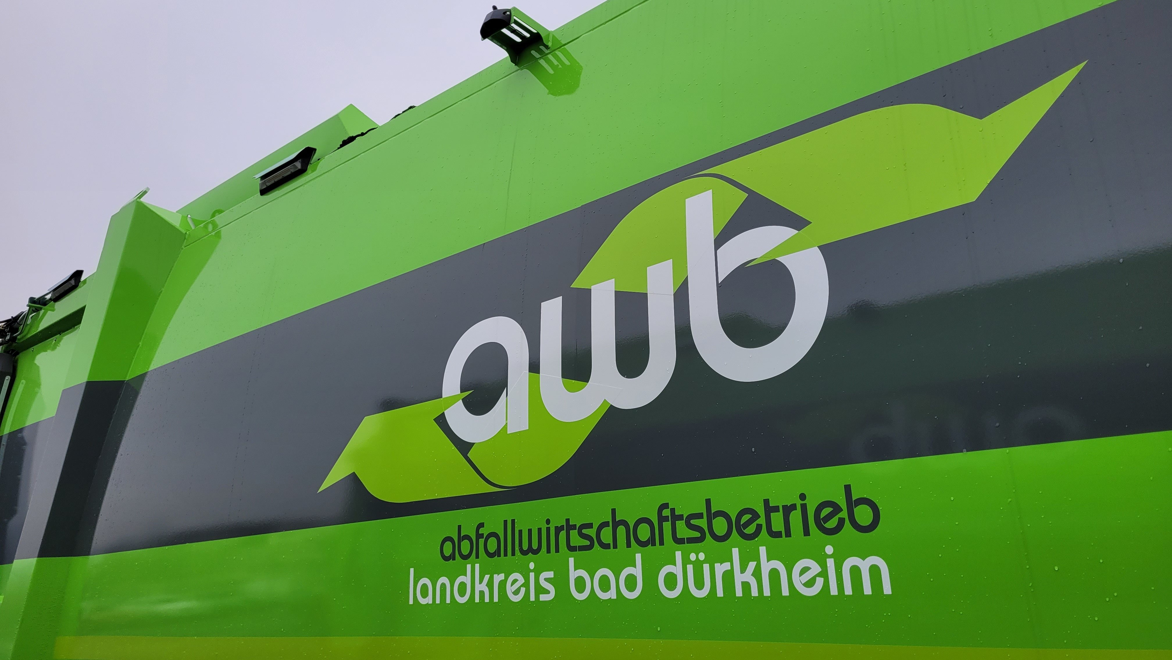 Das Logo des Abfallwirtschaftsbetriebs AWB auf einem Müllauto. 