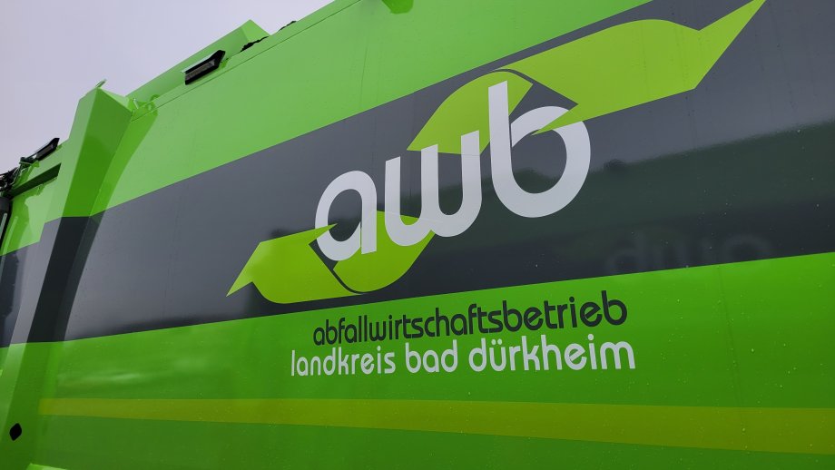 Das Logo des Abfallwirtschaftsbetriebs AWB auf einem Müllauto. 