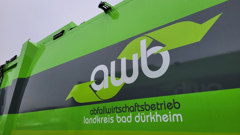 Das Logo des Abfallwirtschaftsbetriebs AWB auf einem Müllauto.