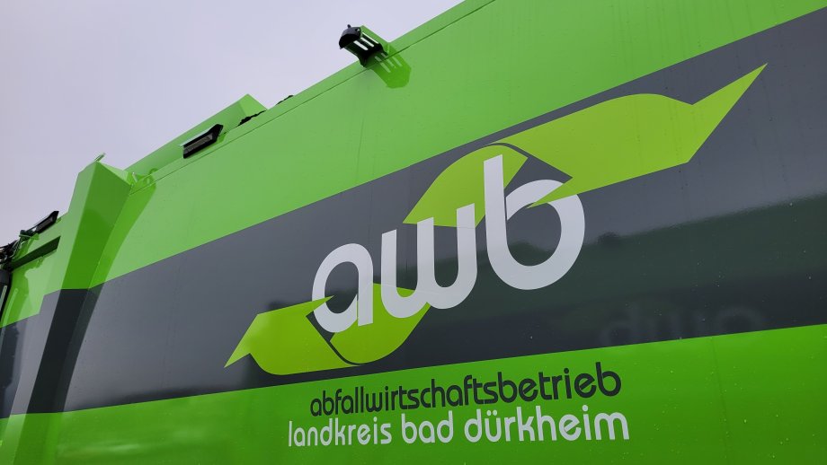 Das Logo des Abfallwirtschaftsbetriebs AWB auf einem Müllauto. 