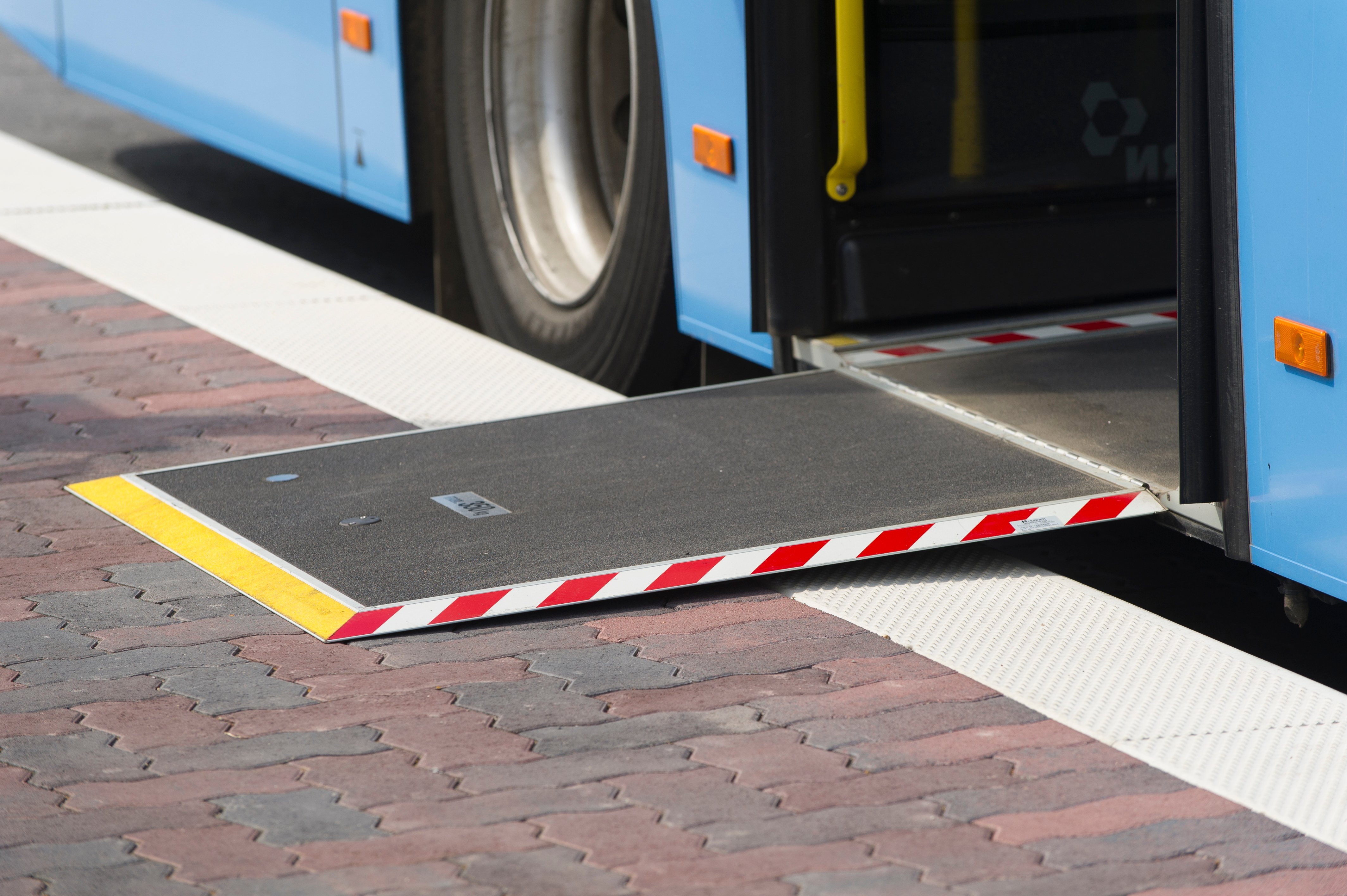 Eingangstür eines Busses mit ausgeklappter Rampe für Rollstuhl, Kinderwagen oder Rollator.