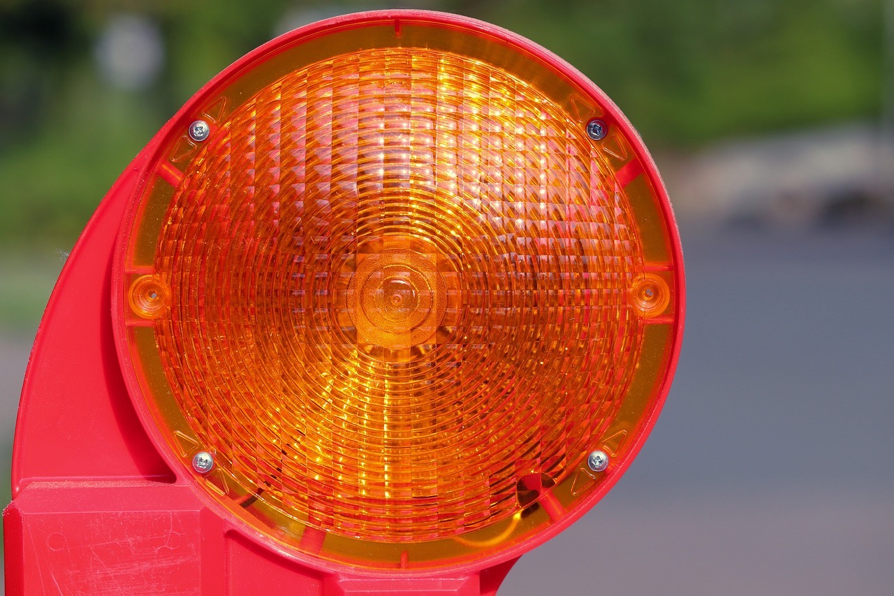 Eine Warnleuchte an einer Baustellenabsperrung. 