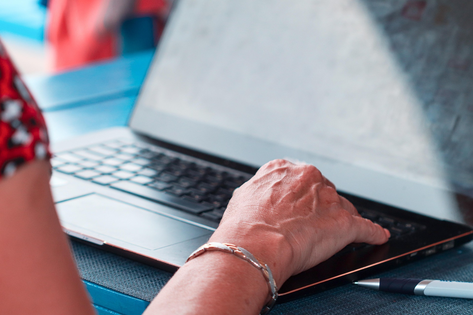 Frau legt Hand auf Laptop-Tastatur