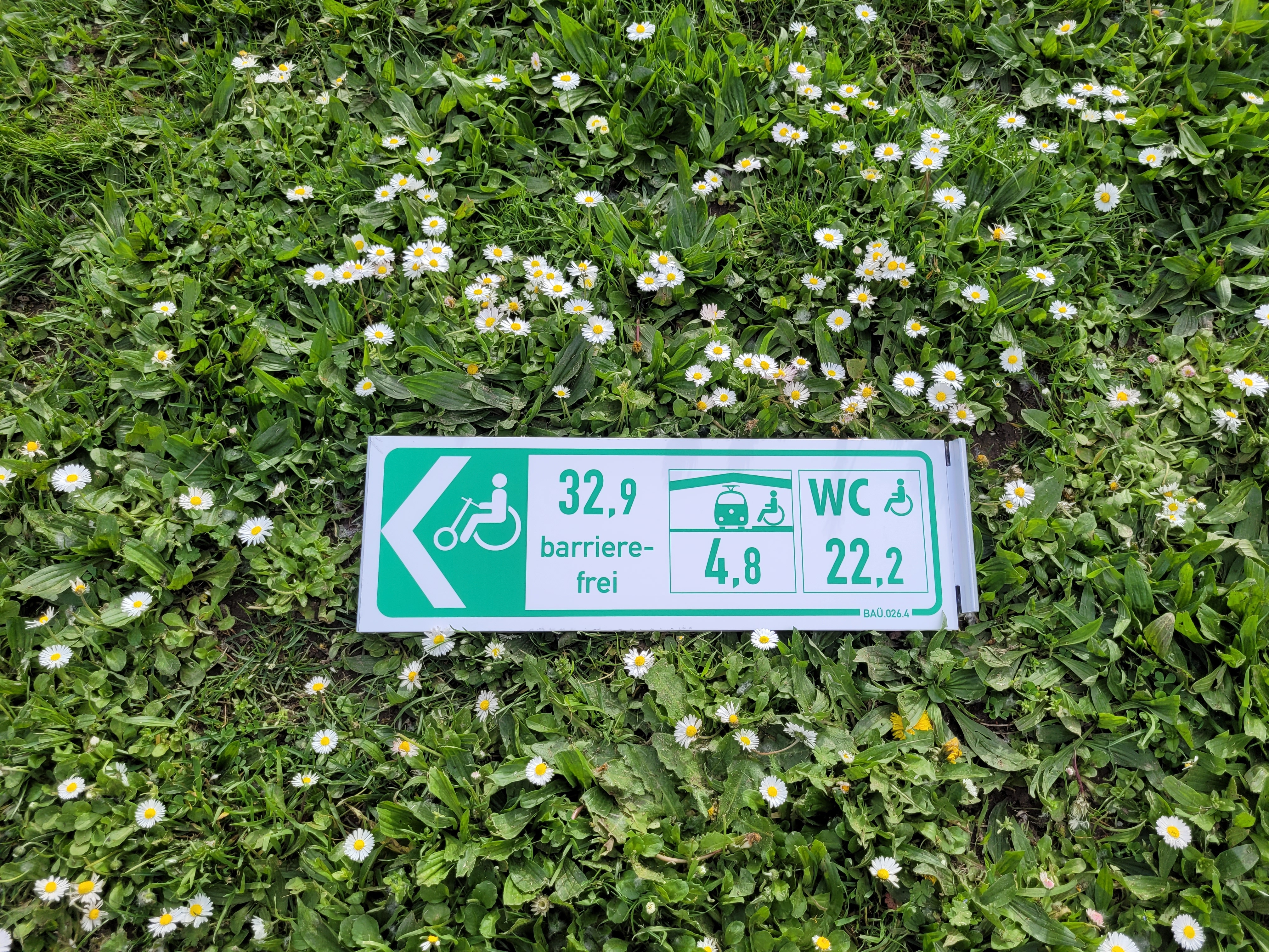 Ein Beispiel für eine Beschilderung eines barrierefreien Radwegs.