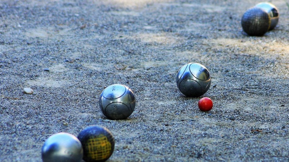 Boule-Kugeln auf sandigem Boden