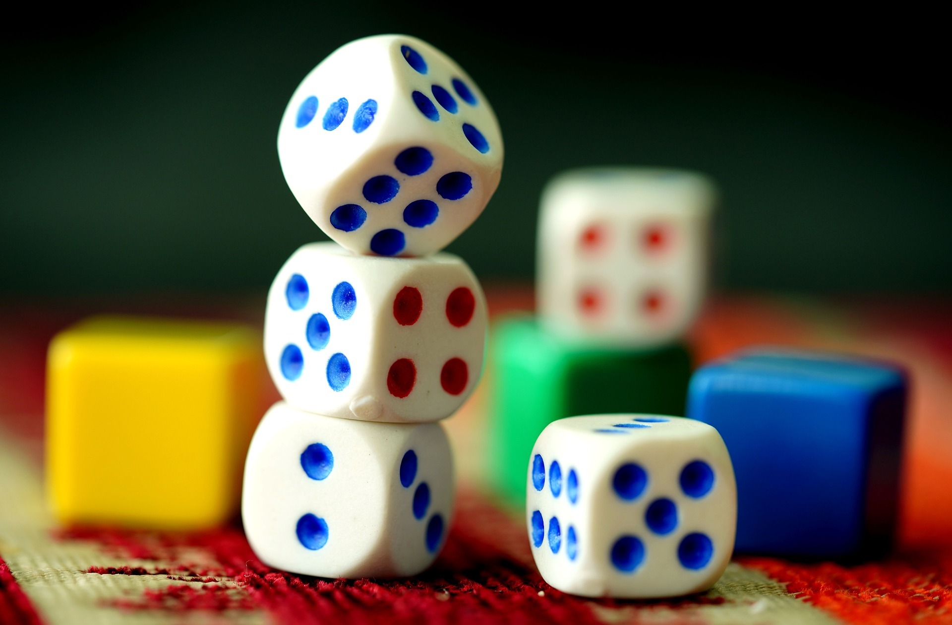 Gestapelte Farbwürfel und normale Würfel.