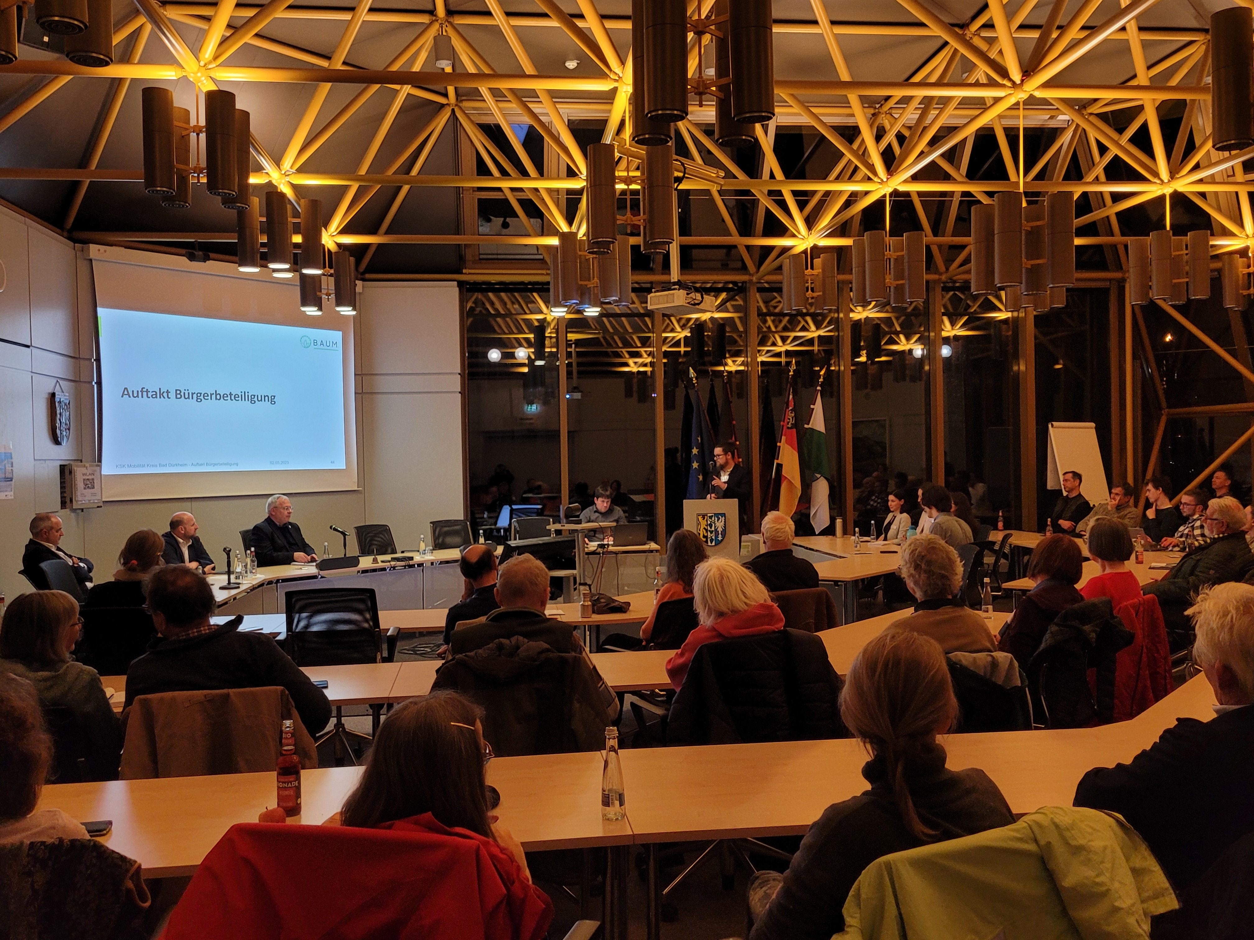 Der voll besetzte Ratssaal der Kreisverwaltung bei der Auftaktveranstaltung zur Bürgerbeteiligung am Klimaschutzkonzept. 