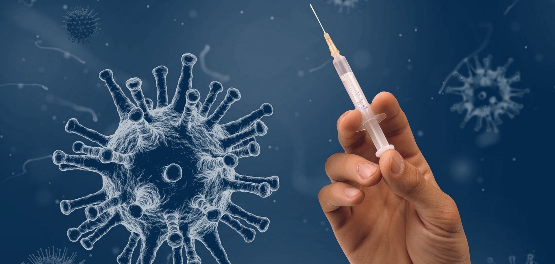 Symbolische Darstellung Coronavirus und Hand zieht Spritze auf