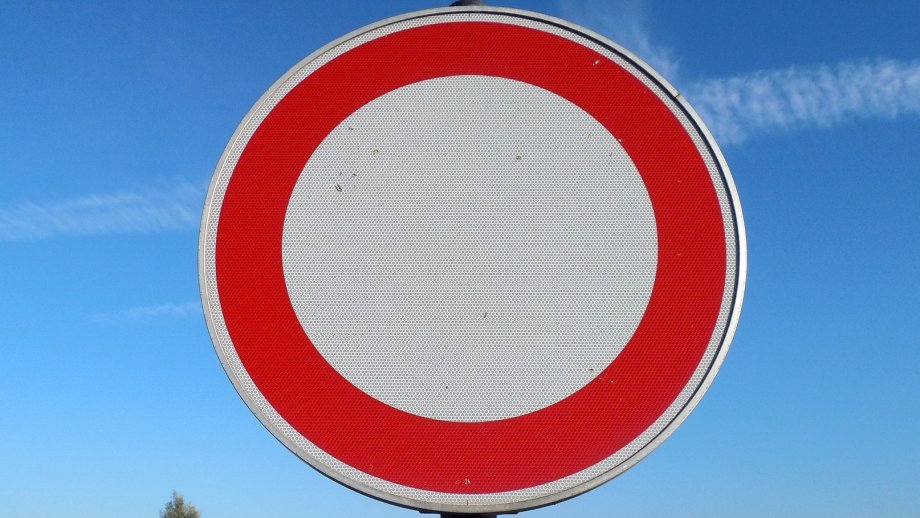 Durchfahrt-verboten-Schild vor blauem Himmel. 