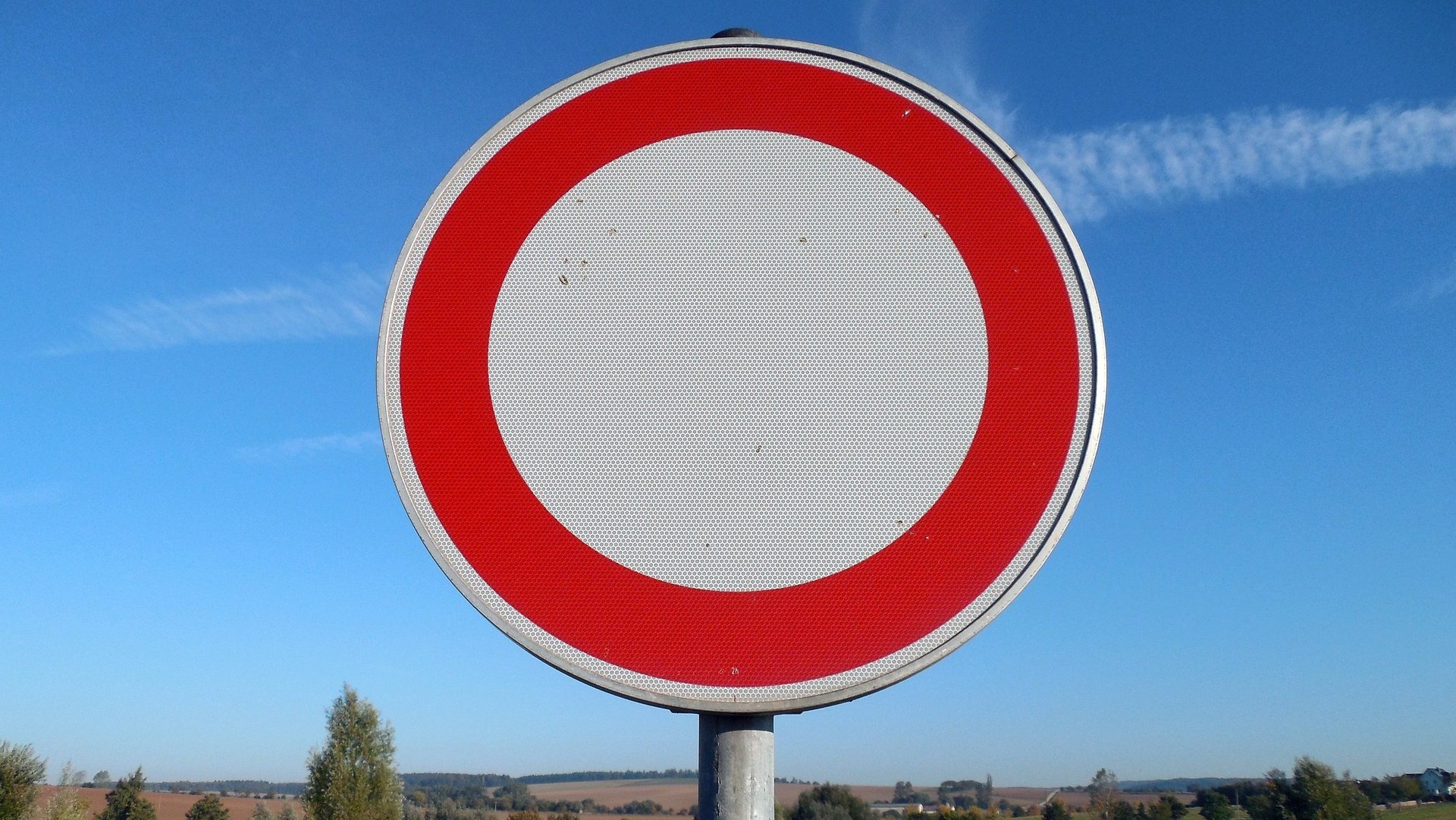 Durchfahrt-verboten-Schild vor blauem Himmel. 