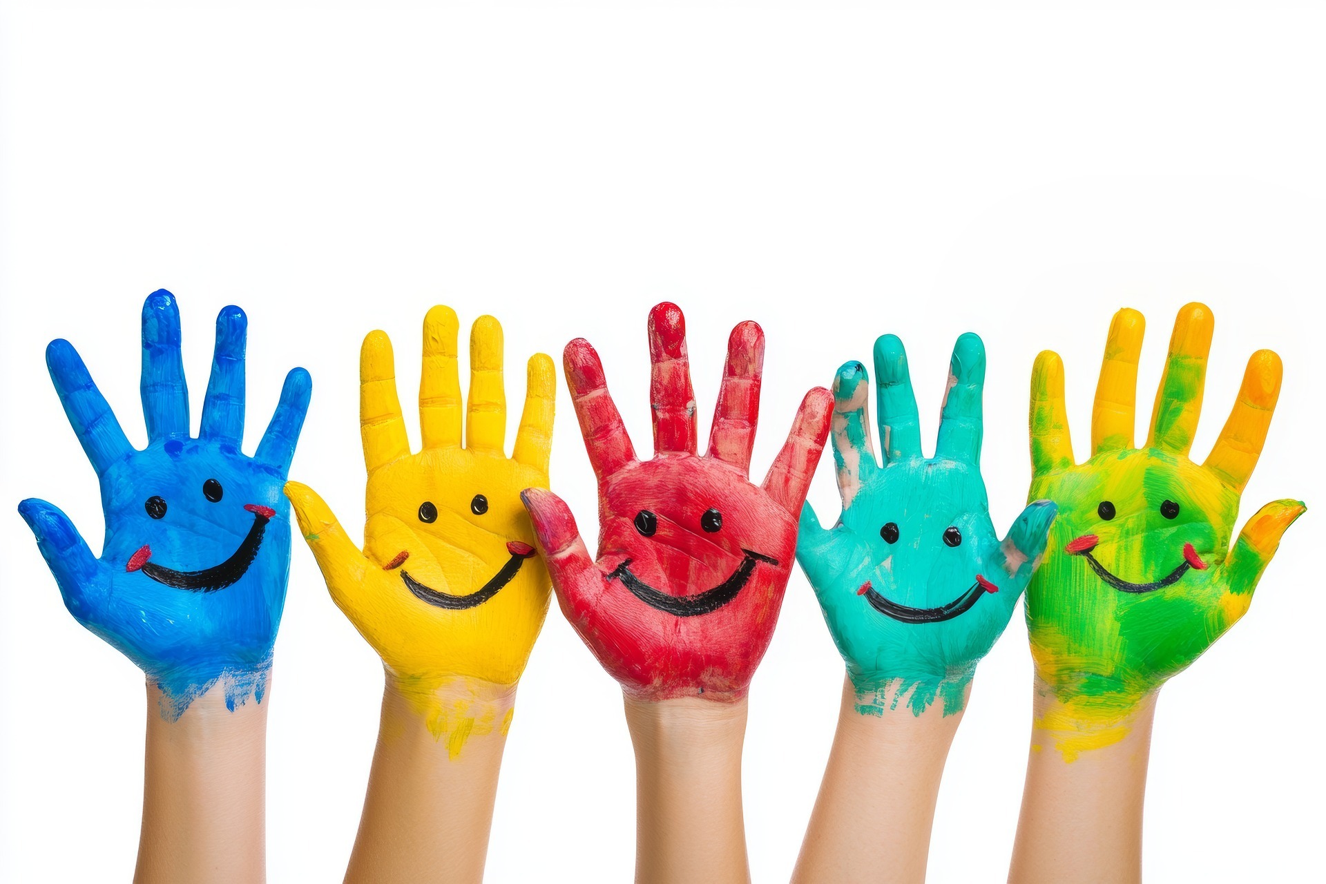 Bunt gefärbte Hände, auf die Smileys gemalt sind.