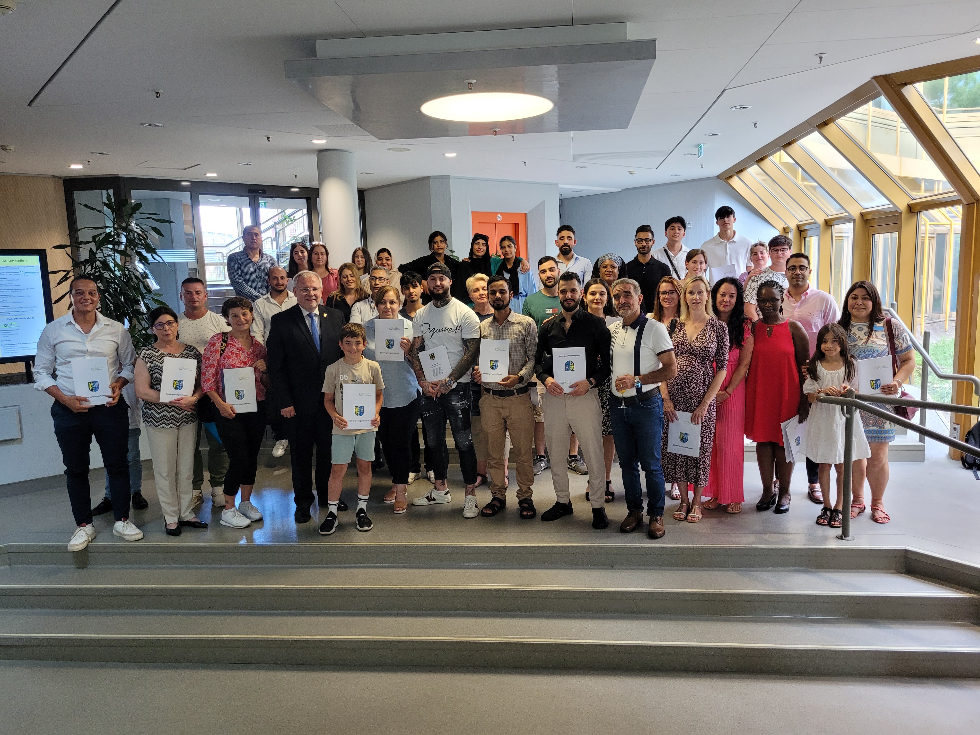 Gruppenfoto mit Menschen mit Urkunden in der Hand