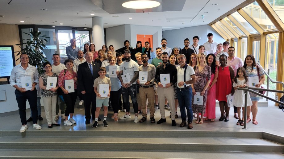 Gruppenfoto mit Menschen mit Urkunden in der Hand