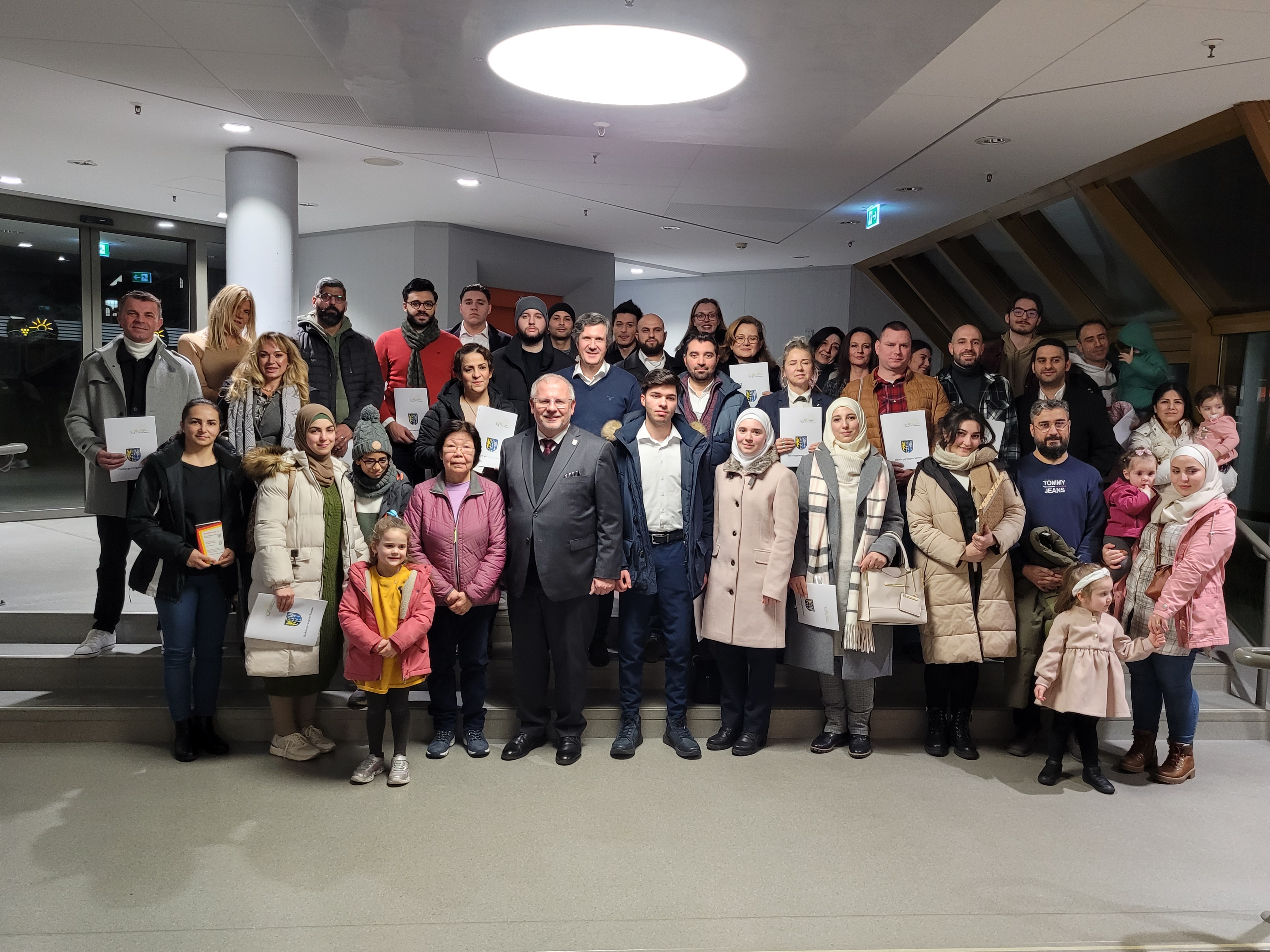 Gruppenfoto mit Erwachsenen und Kindern. 