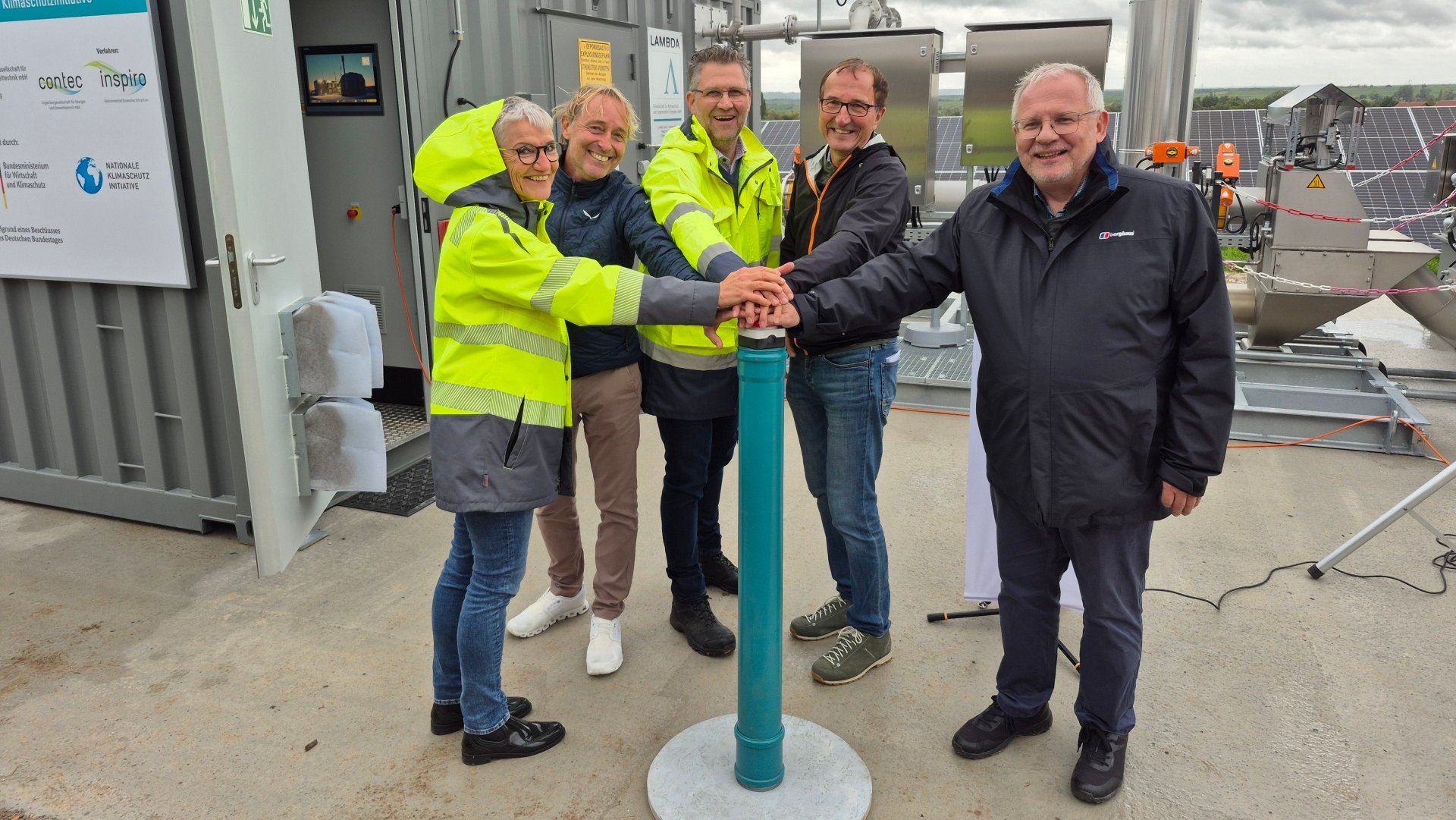 Eine Gruppe von Menschen vor einer technischen Anlage