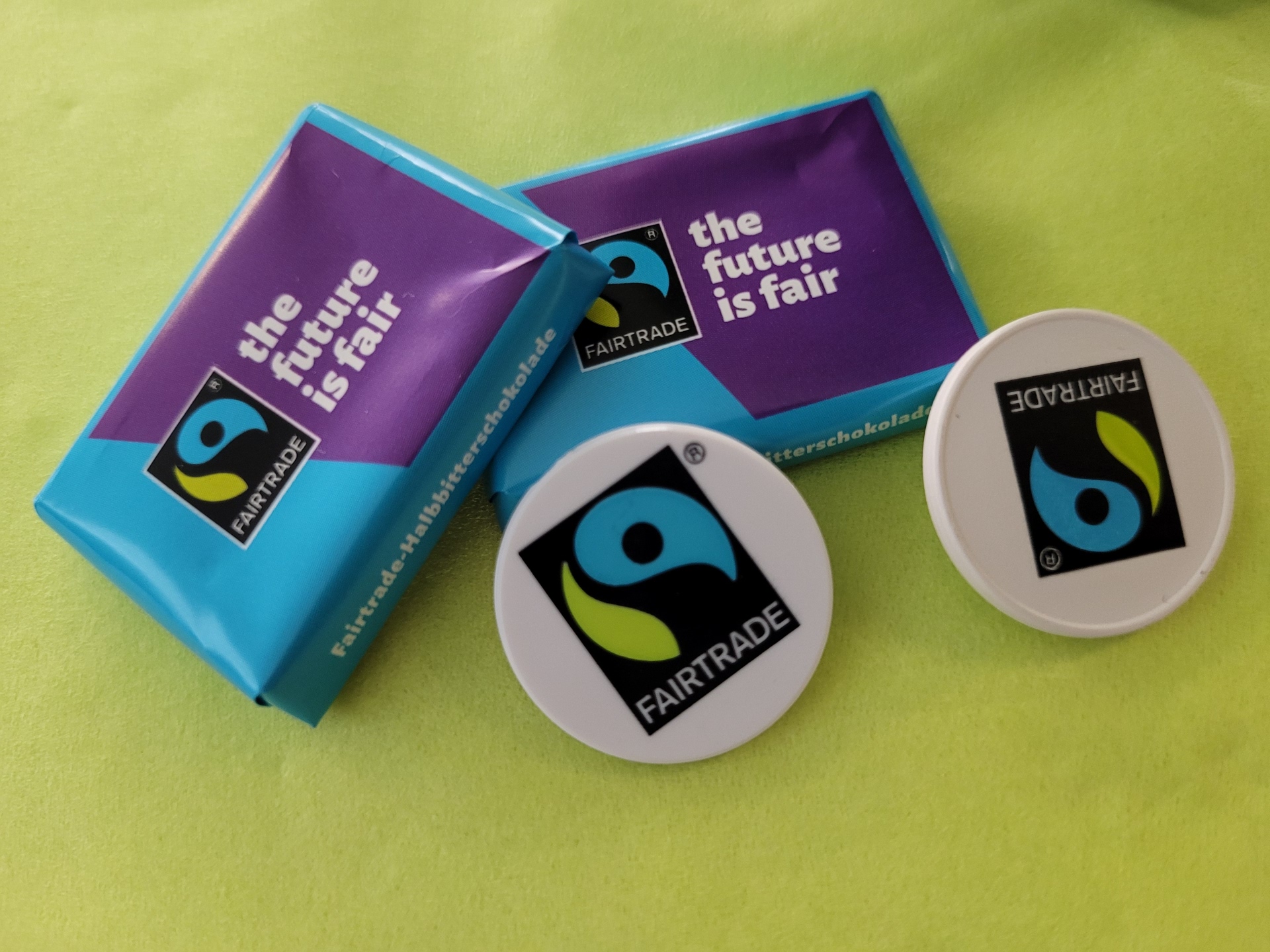 Fairtrade-Schokolade und -Einkaufschips.